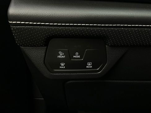 Used 2025 Volkswagen Atlas Cross Sport SE image 23