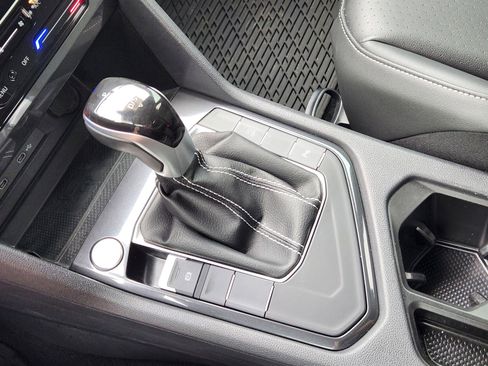 Used 2024 Volkswagen Tiguan SE R-Line image 17