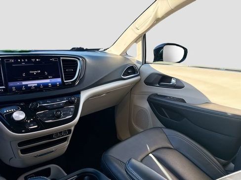 Used 2024 Chrysler Pacifica Touring-L image 24