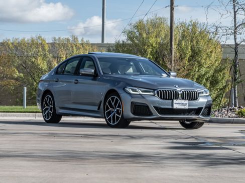 Certified 2022 BMW 530e w/ Premium Package image 2