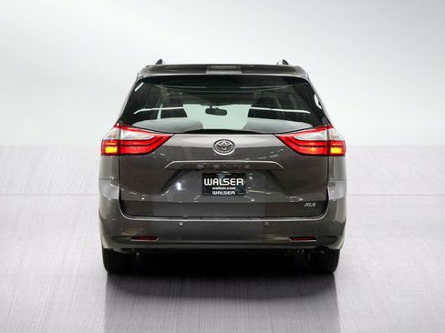 Used 2017 Toyota Sienna XLE w/ XLE Navigation Package FWD image 4