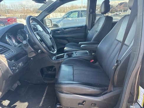 Used 2015 Chrysler Town & Country S image 5