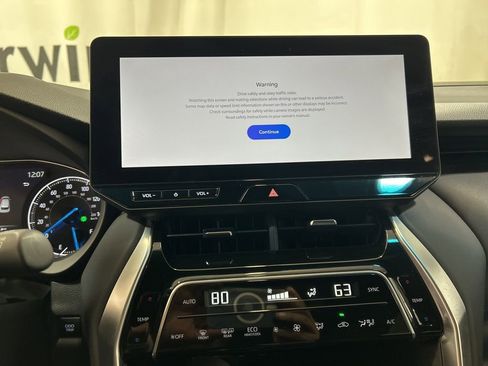 Used 2024 Toyota Venza XLE image 27