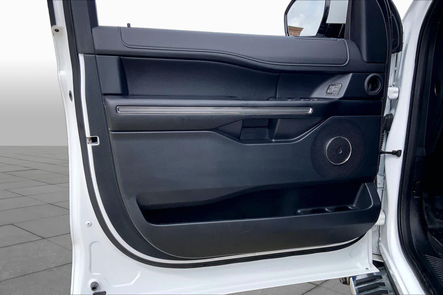 Used 2019 Ford Expedition XLT w/ Equipment Group 202A AWD/4WD image 22