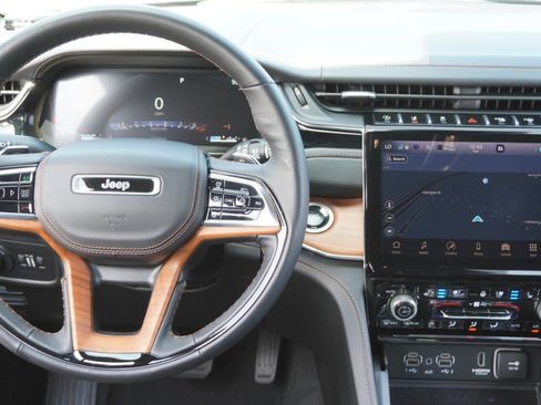 Used 2025 Jeep Grand Cherokee Summit AWD/4WD image 29
