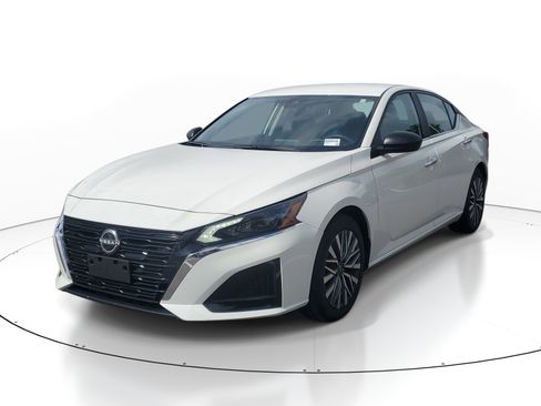 Used 2025 Nissan Altima 2.5 SV FWD image 3