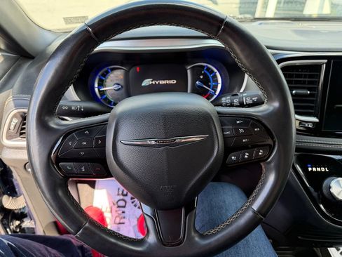 Used 2023 Chrysler Pacifica Touring-L w/ S Appearance Package FWD image 16