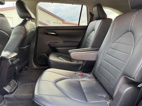 Used 2023 Toyota Highlander XLE AWD/4WD image 5