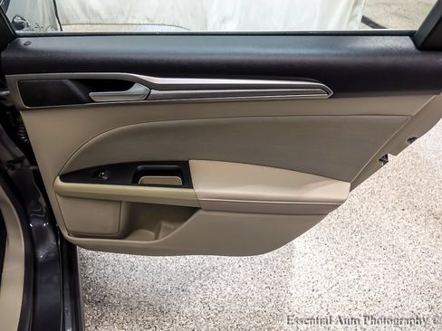 Certified 2018 Ford Fusion SE w/ Fusion SE Technology Package FWD image 21