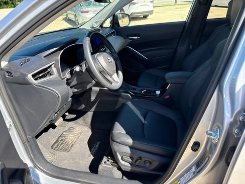 Used 2023 Toyota Corolla Cross XLE w/ Convenience Package AWD/4WD image 14
