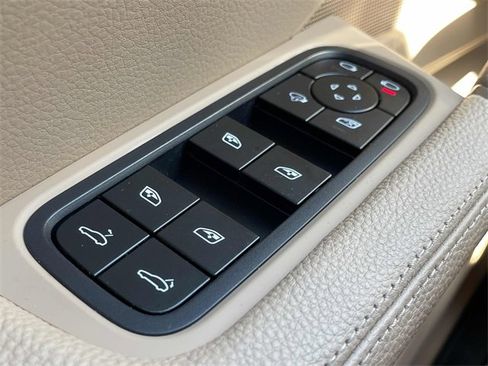 Used 2023 Porsche Cayenne image 9