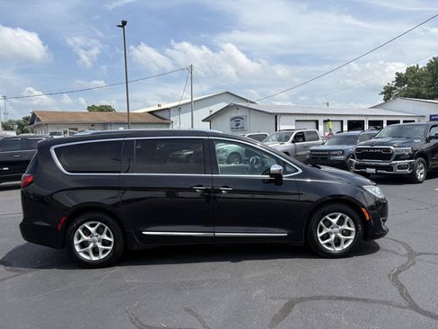 Used 2019 Chrysler Pacifica Limited FWD image 27