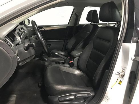 Used 2017 Volkswagen Jetta SE image 11
