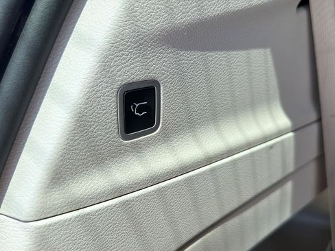 Used 2024 Chrysler Pacifica Touring-L FWD image 31