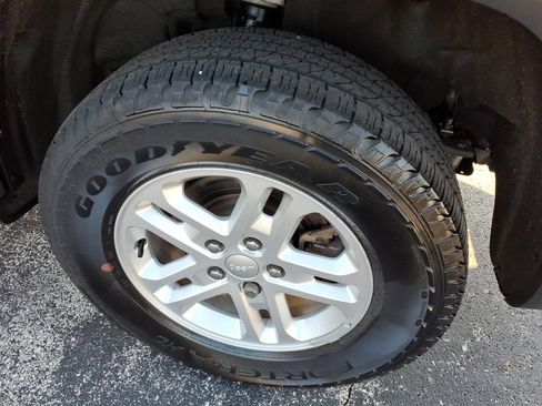 Certified 2023 Jeep Grand Cherokee Laredo AWD/4WD image 5