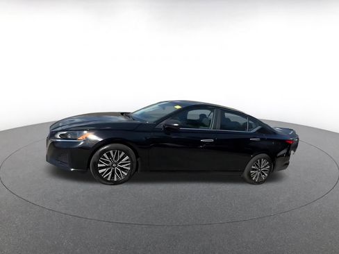 Used 2025 Nissan Altima 2.5 SV image 8