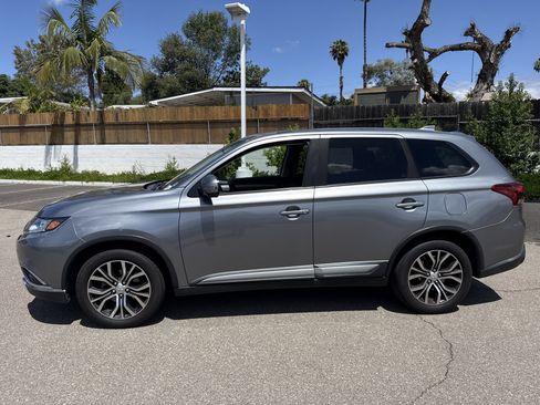 Used 2017 Mitsubishi Outlander SE FWD image 2