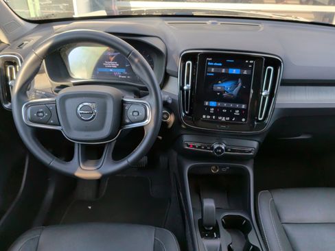 Used 2025 Volvo XC40 B5 Core image 20