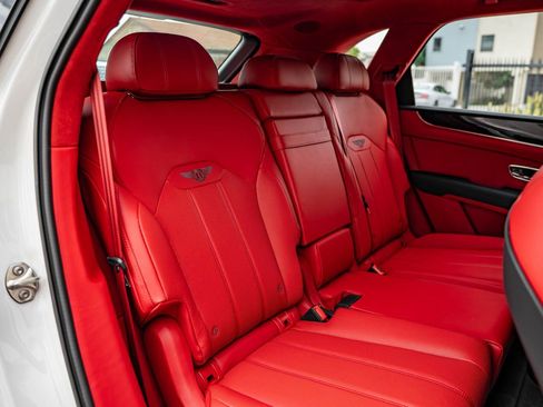 Used 2025 Bentley Bentayga image 25