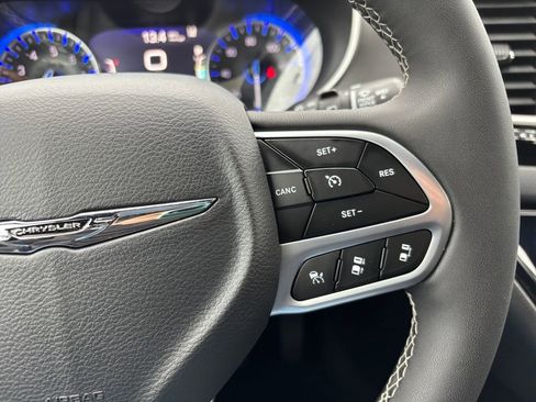 Used 2025 Chrysler Pacifica Select FWD image 19
