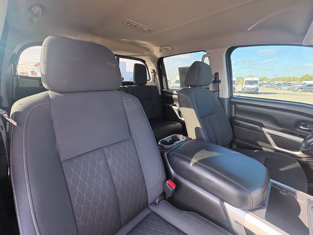 Used 2018 Nissan Titan SV w/ SV Convenience Package RWD image 30