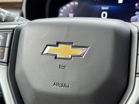 Used 2023 Chevrolet Suburban Premier image 32