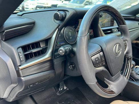 Used 2019 Lexus ES 300h Ultra Luxury w/ Accessory Package 2 FWD image 35