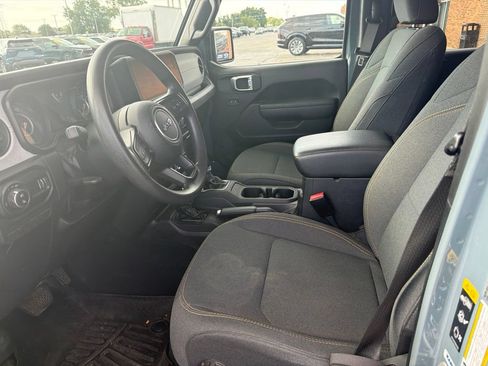 Used 2024 Jeep Gladiator Sport AWD/4WD image 7