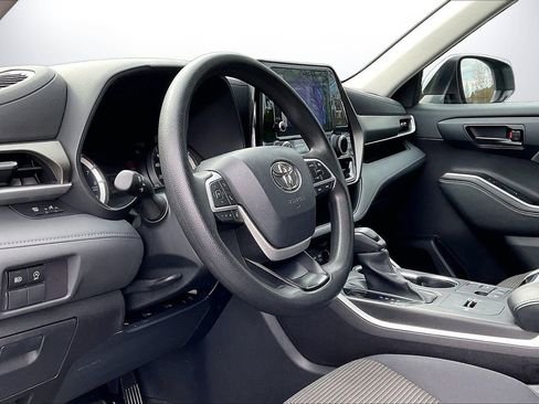 Used 2023 Toyota Highlander L image 18