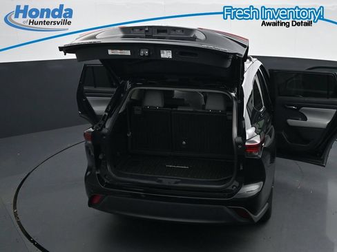Used 2024 Toyota Highlander XLE AWD/4WD image 41