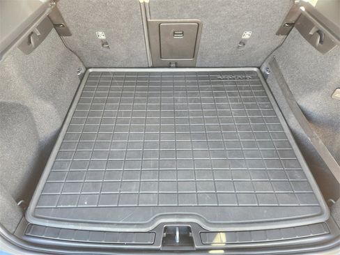 Used 2020 Volvo XC40 T5 Momentum w/ Protection Package Premier image 31