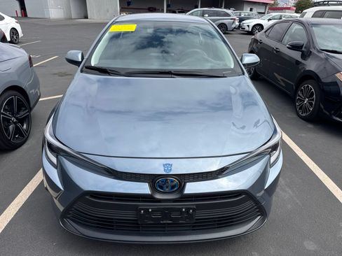 Used 2025 Toyota Corolla LE w/ Convenience Package FWD image 2