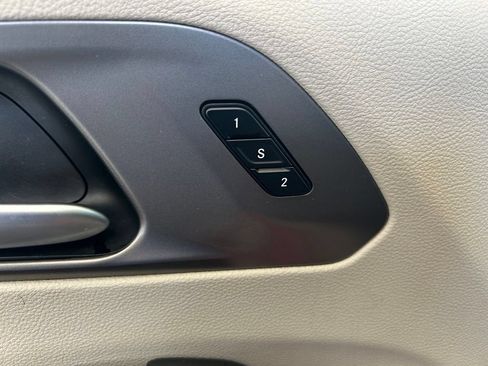 Used 2024 Chrysler Pacifica Touring-L FWD image 37