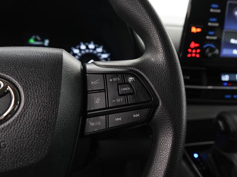 Used 2024 Toyota Sienna LE AWD/4WD image 26