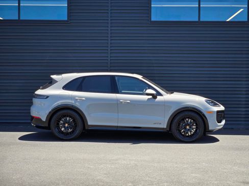 Certified 2026 Porsche Cayenne GTS AWD/4WD image 9