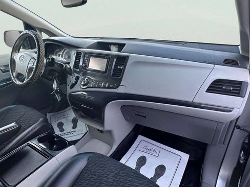 Used 2014 Toyota Sienna SE image 11