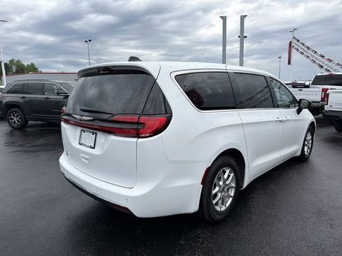 Used 2025 Chrysler Pacifica Select FWD image 4