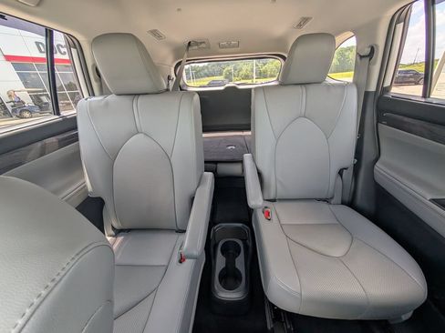 Used 2021 Toyota Highlander Limited FWD image 23