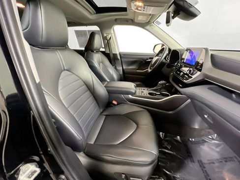 Used 2023 Toyota Highlander XLE image 29