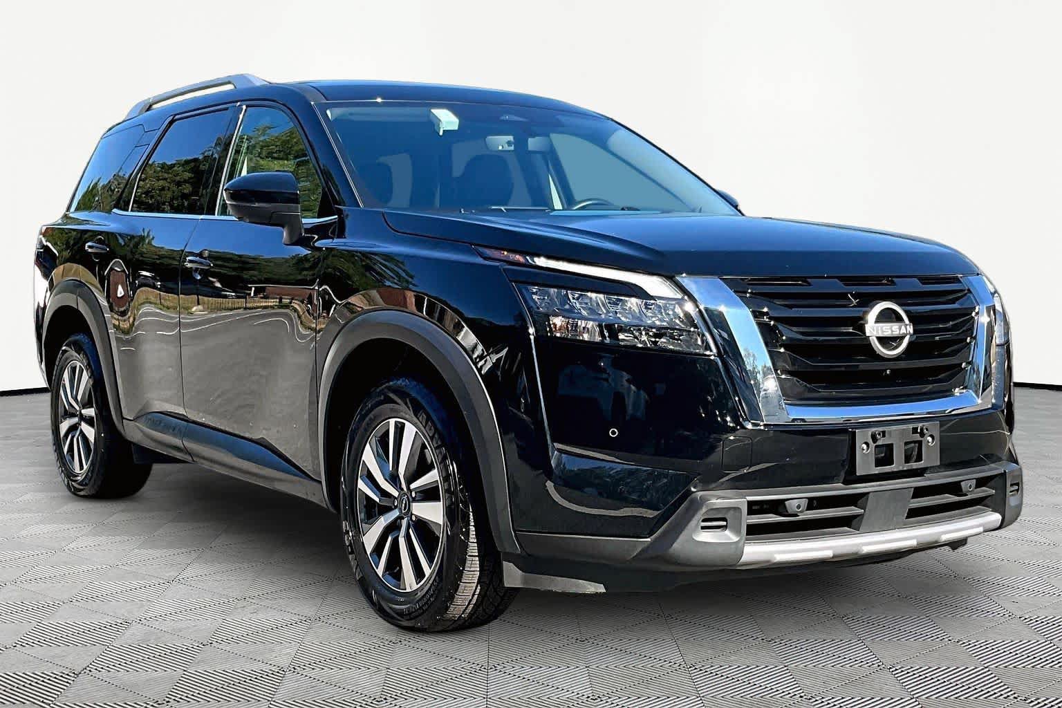 Used 2025 Nissan Pathfinder SL AWD/4WD image 3