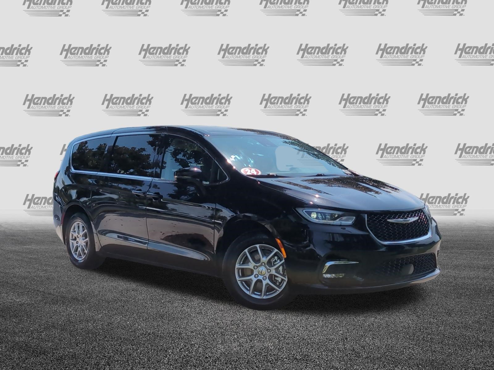Used 2024 Chrysler Pacifica Touring-L FWD image 2