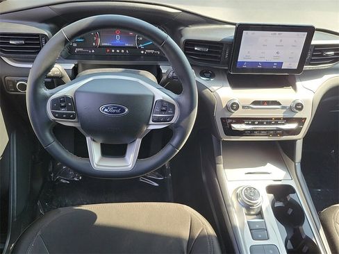Used 2023 Ford Explorer XLT image 3