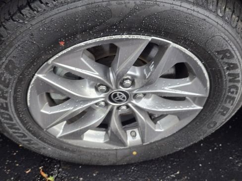 Used 2024 Toyota Sienna XLE FWD image 22