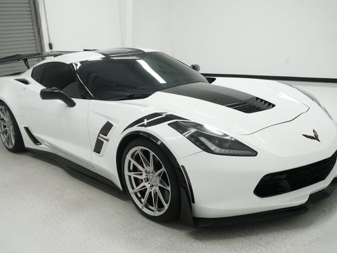 Used 2018 Chevrolet Corvette Grand Sport w/ Z07 Performance Package RWD image 3