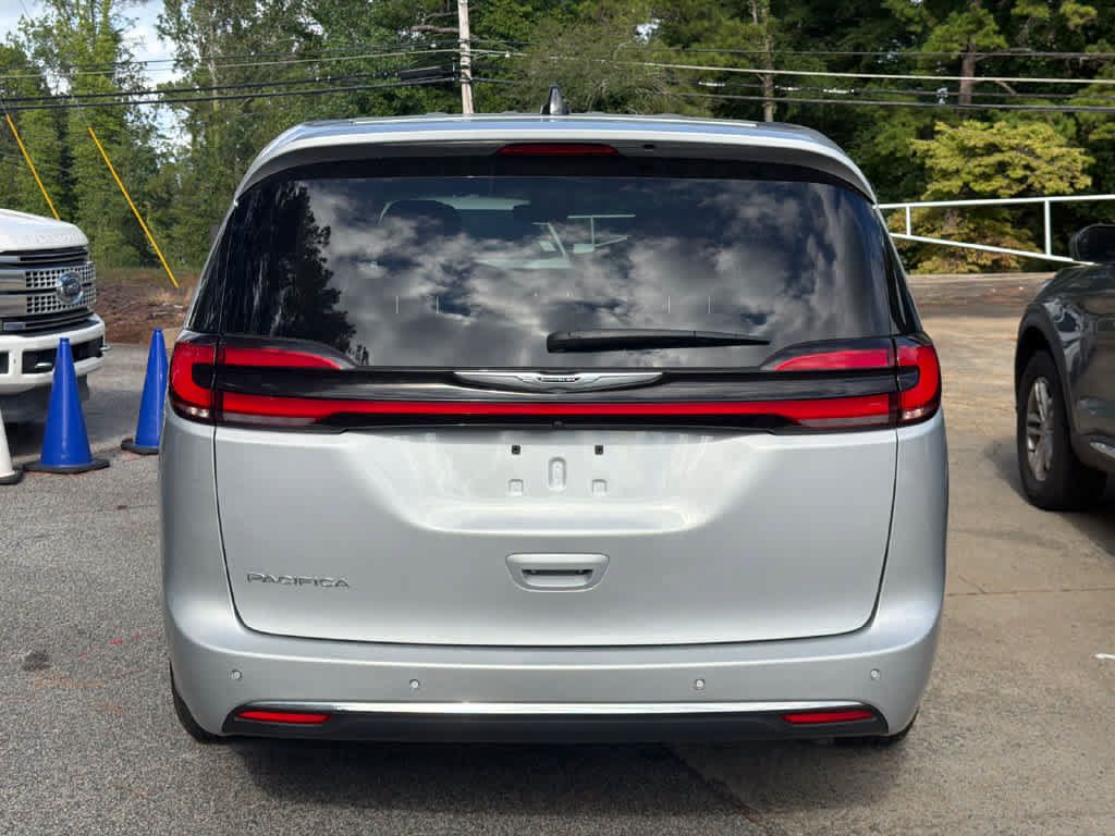 Used 2024 Chrysler Pacifica Touring-L FWD image 9