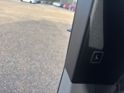 Used 2024 Chrysler Pacifica Touring-L image 40