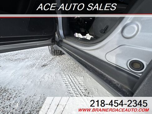 Used 2019 Jeep Cherokee Trailhawk w/ Cold Weather Group image 17