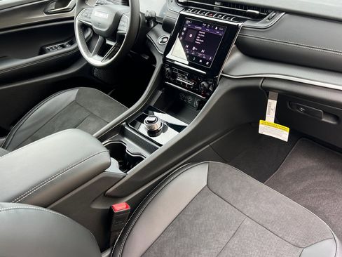 New 2025 Jeep Grand Cherokee Altitude image 16