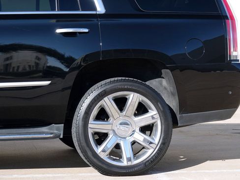 Used 2020 Cadillac Escalade Luxury image 25