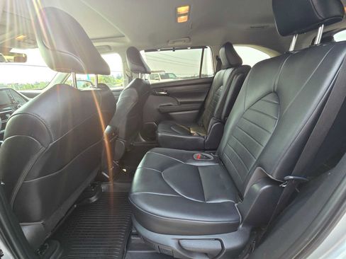 Certified 2020 Toyota Highlander XLE AWD/4WD image 16